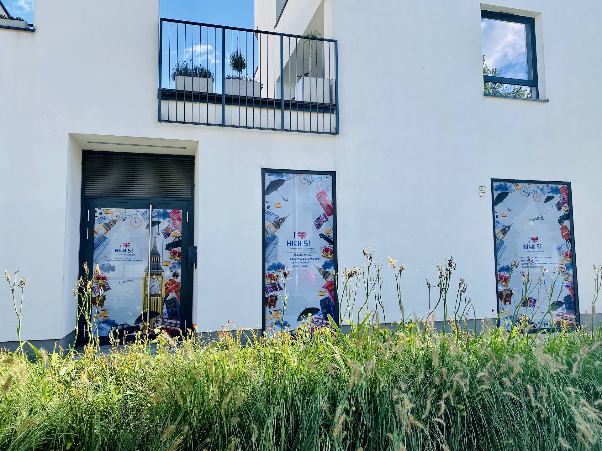 Wejście do szkoły High5 przy ul. Montwiłłowska 4 w Warszawa